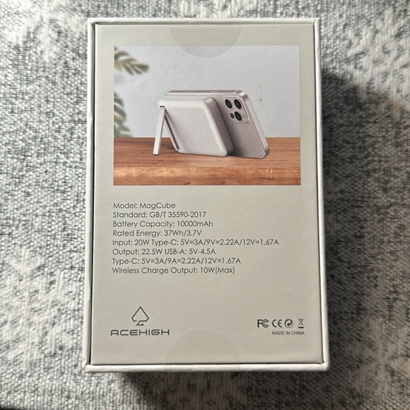 MagCube - 10,000 mAh Charger w/ Magnetic Snap on Function - Wireless Charger - Picture 2 of 4